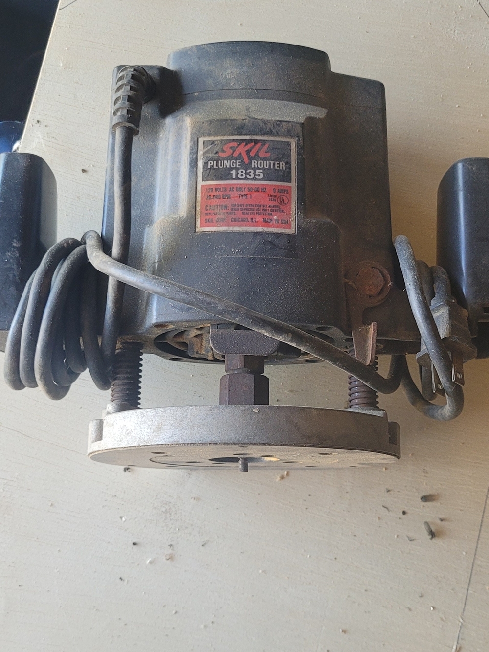 SKIL Black Plunge Router 1835 - Compact Woodworking Tool